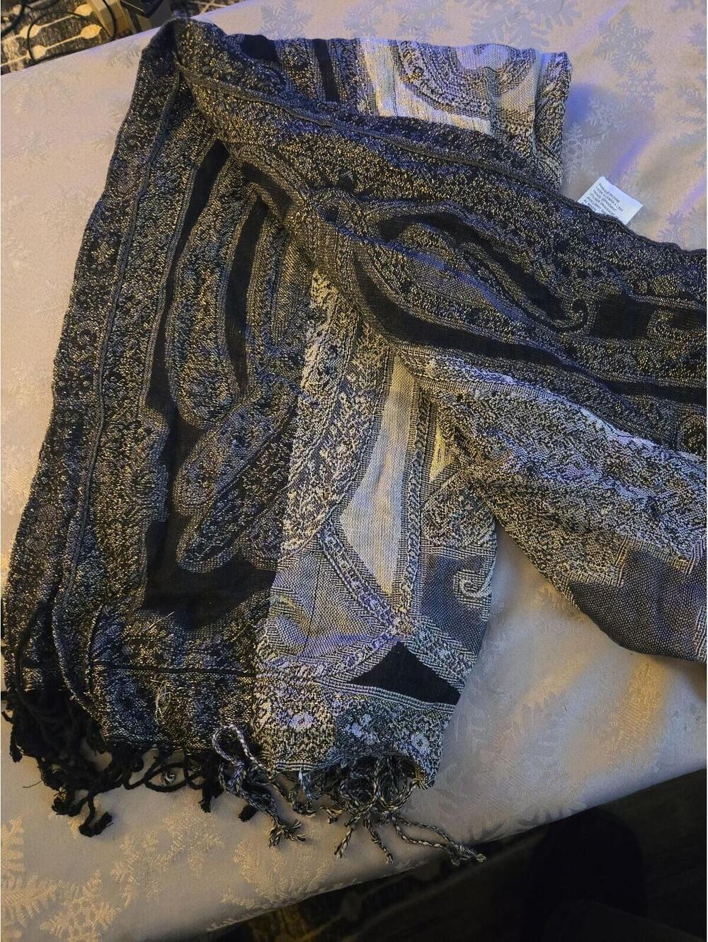 Elegant Metallic Paisley Pashmina Style Scarf with Fringed Hem - Picture 4 of 4